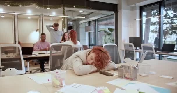 Supervisor Acorda Uma Funcionária Cansada Dormindo Sua Mesa Escritório Aberto — Vídeo de Stock
