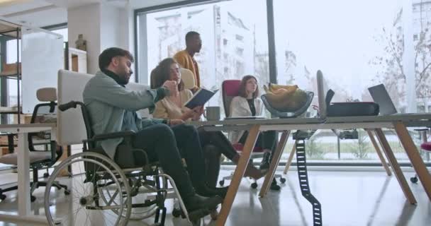 Разнообразная Группа Сотрудников Включая Человека Инвалидной Коляске Обсуждают Проект Хорошо — стоковое видео