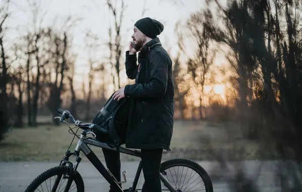 Thoughtful Man Stops His Bike Ride Sunset Standing Quiet Park — Stock Photo, Image