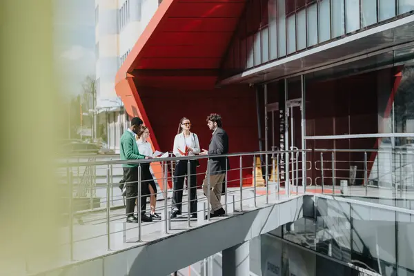 Trzech Biznesmenów Dyskutuje Pracy Balkonie Świeżym Powietrzu Środowisku Miejskim Jasnym — Zdjęcie stockowe