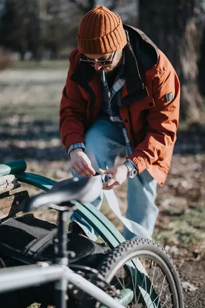 Stilvoller Mann Genießt Einen Erholsamen Tag Park Mit Seinem Fahrrad Stockfoto