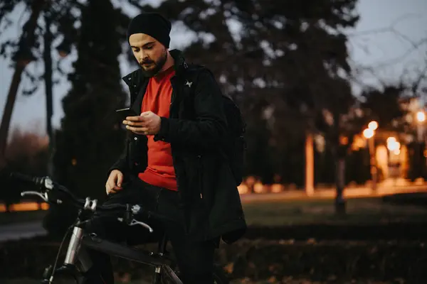 Ein Junger Mann Steht Mit Seinem Fahrrad Einem Park Und Stockbild