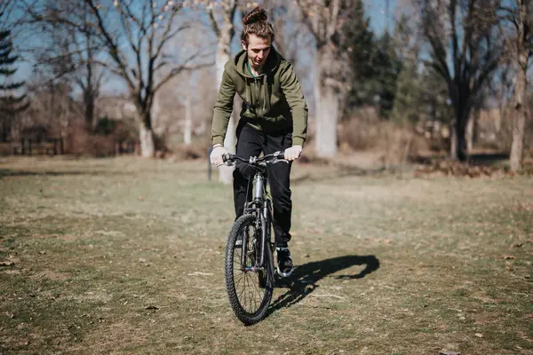 Ciclista Masculino Casual Guapo Pasa Tiempo Libre Relajándose Una Bicicleta —  Fotos de Stock
