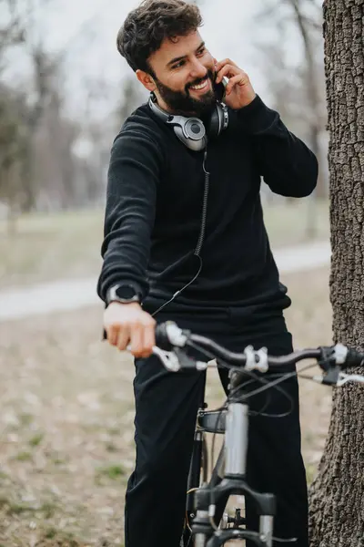 Homem Alegre Desfrutando Telefonema Enquanto Inclina Bicicleta Livre Fotografia De Stock