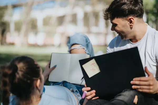 Een Vrolijk Jong Stel Met Boeken Laptops Die Samen Buiten — Stockfoto