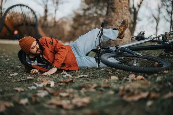 Casual Young Man Hipster Style Falls His Bike Grass Urban — Stock Photo, Image