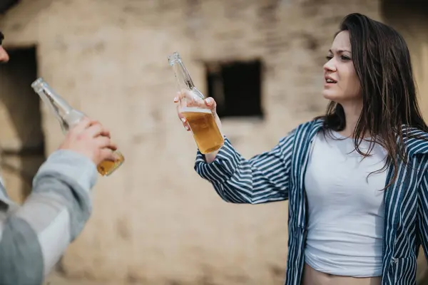 Young Woman Man Holding Beer Bottles Standing Outdoors Woman Looking — Stock Photo, Image