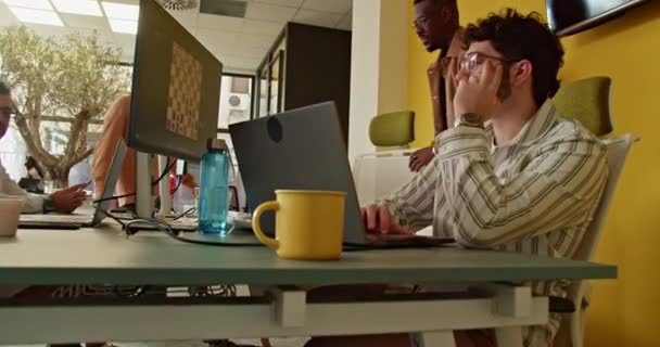 Fiatal Szakemberek Összpontosítva Munkájukat Modern Irodai Környezetben Számítógépek Nyüzsgő Hangulat — Stock videók