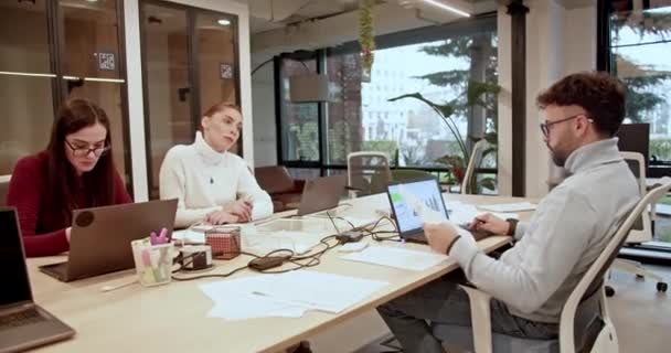 Diverse Group Business Entrepreneurs Collaborating Well Lit Office Engrossed Work — Stock Video