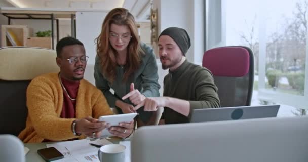 Gemischte Rassenkollegen Einem Modernen Büro Führen Eine Geschäftliche Diskussion Untersuchen — Stockvideo