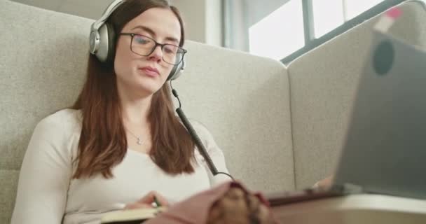 Молодая Деловая Женщина Современной Офисной Среде Слушает Музыку Наушниках Делает — стоковое видео
