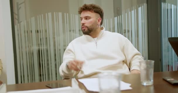 Jovens Sexo Masculino Empresários Envolvidos Uma Discussão Durante Uma Reunião — Vídeo de Stock