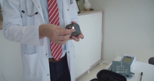 Mužský Lékař Připravuje Video Laryngoskop Pro Vyšetření Pacientů Nemocnici Zavřít — Stock video