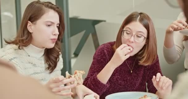 在现代办公场所的午休期间 年轻的女员工一边吃饭一边闲聊 营造一种轻松友好的工作环境 — 图库视频影像