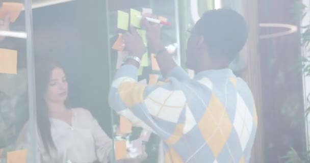 Équipe Affaires Multiraciale Collaborant Réfléchissant Nouvelles Idées Stratégies Dans Bureau — Video
