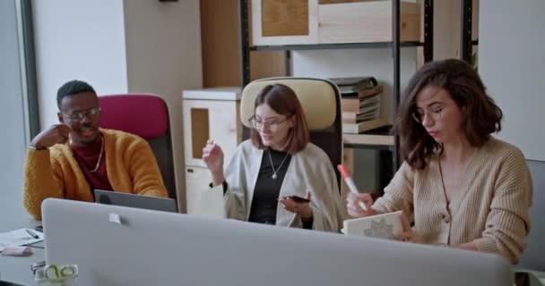 Tre Medarbetare Med Blandad Ras Deltog Diskussion När Arbetade Med — Stockvideo