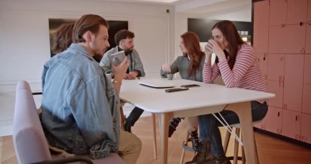 Løbet Pause Slapper Gruppe Medarbejdere Kontorkøkkenet Engagerer Sig Venlig Snak – Stock-video