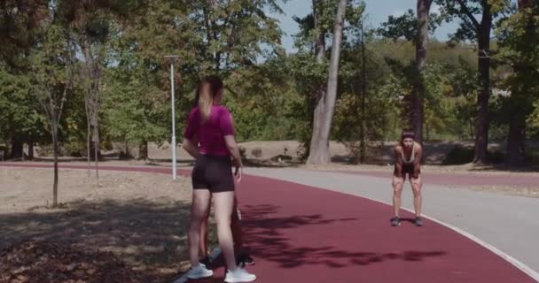 Grupp Kvinnor Njuter Fitnessaktiviteter Utomhus Tränar Cartwheels Löpbana Naturpark Miljö — Stockvideo