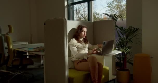 Geschäftsfrau Die Laptop Arbeitet Tägliche Aufgaben Einer Modernen Bürokabine Löst — Stockvideo
