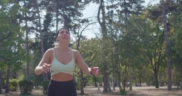 Een Vrouwelijke Fitness Liefhebber Die Met Een Rugbybal Speelt Gooit — Stockvideo