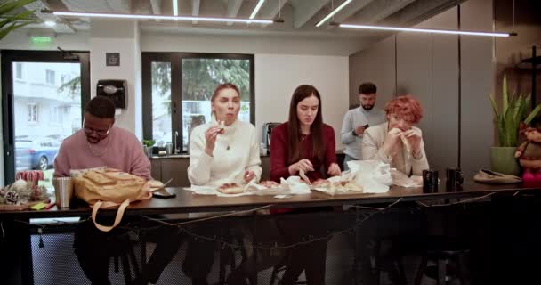 Equipo Multicultural Sienta Junto Durante Descanso Comiendo Entablando Una Conversación — Vídeo de stock