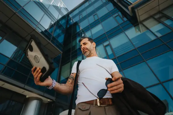 Konzentrierter Berufskater Mit Tablet Vor Einem Bürogebäude Einer Glasfassade Einem Stockfoto