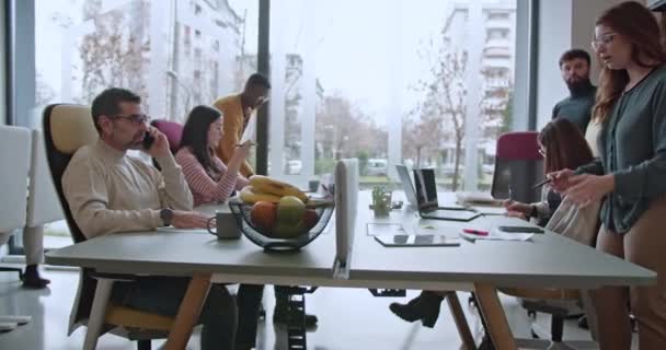 Multiracial Grupp Affärsmän Engagerade Strategisk Planering Och Samarbete Öka Produktivitet — Stockvideo
