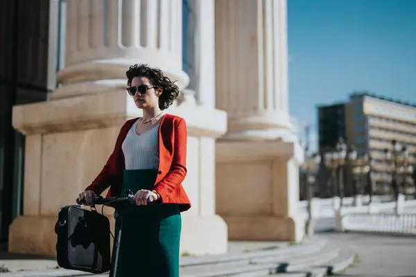 Zeki Kırmızı Ceketli Kendine Güvenen Bir Kadın Şehir Merkezinde Evrak Telifsiz Stok Imajlar