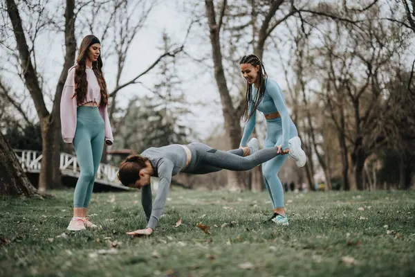 Bayan Arkadaş Dışarıda Çalışırken Eğleniyorlar Park Ortamında Esneme Egzersizleri Yapıyorlar Telifsiz Stok Imajlar