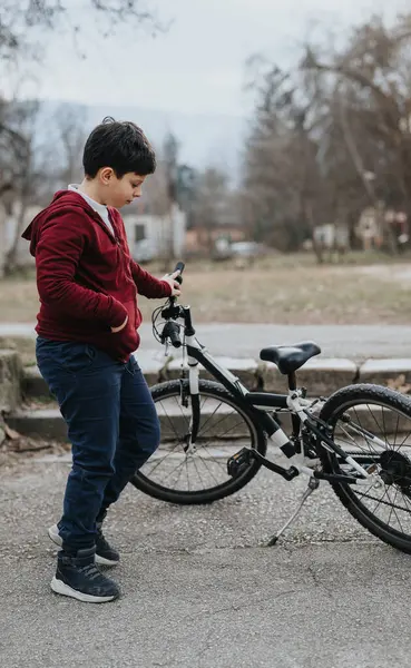 Seorang Anak Kecil Berdiri Dengan Sepedanya Luar Taman Menunjukkan Rasa Stok Foto
