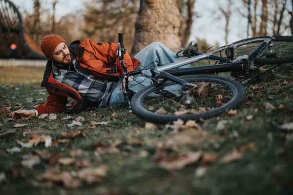 Сцена Несчастного Случая Улице Молодым Хипстерским Мужчиной Упавшим Велосипеда Лежащим — стоковое фото