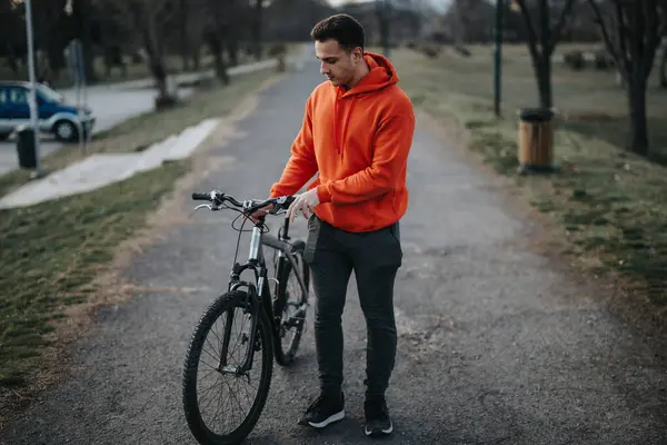 Bisikletiyle Genç Bir Adam Şehir Parkının Huzurlu Atmosferine Giriyor Aktif Stok Resim