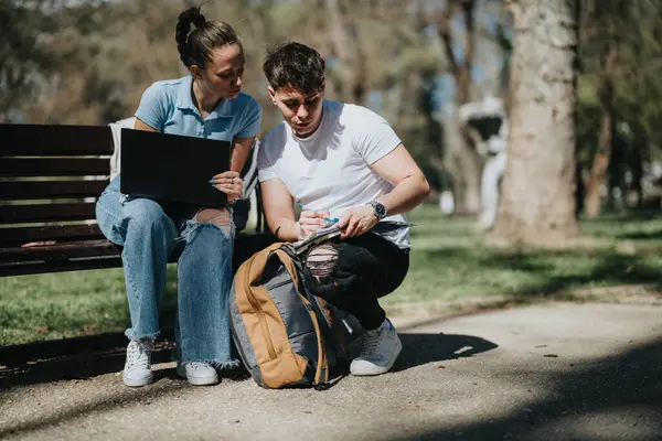 Two College Friends Collaborate Homework Exchanging Knowledge Enjoying Nature Outdoors — Stock Photo, Image