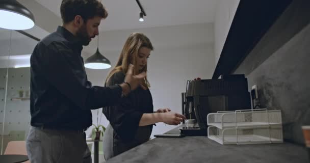 Deux Collègues Prennent Une Pause Café Dans Une Cuisine Bureau — Video