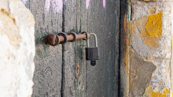 Viejo Candado Oxidado Con Una Llave Pegada Una Vieja Puerta — Foto de Stock