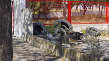 Eski püskü lastikler sokakta yatıyor..