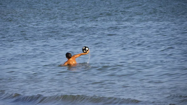 Ένα Αγόρι Κολυμπάει Στο Νερό Παίζοντας Μια Μπάλα — Φωτογραφία Αρχείου