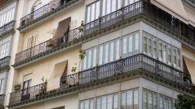 Demir balkonları olan eski güzel bir ev. Alt manzara..