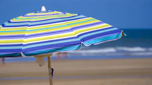 Strandgestreifter Sonnenschirm Großaufnahme Auf Dem Hintergrund Des Blauen Meeres Stockfoto