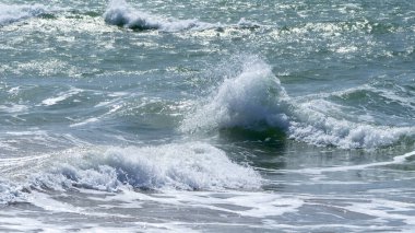 Güçlü rüzgarlarda köpüklü deniz dalgaları.