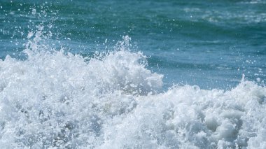 Güçlü rüzgarlarda köpüklü deniz dalgaları.