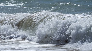 Güçlü rüzgarlarda köpüklü deniz dalgaları.