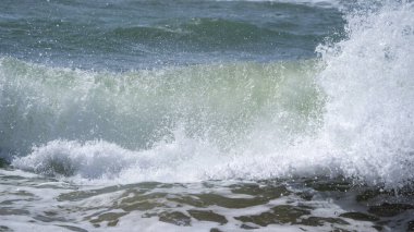 Güçlü rüzgarlarda köpüklü deniz dalgaları.