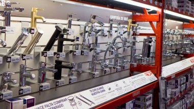 Mağazadaki banyo mobilyaları indirimde..