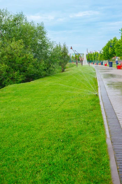 Vacker Stadspark Med Grönt Gräs Parkera Morgonen Med Automatisk Bevattning — Stockfoto
