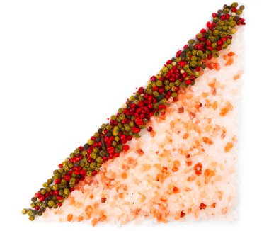 Beyaz arka planda Himalaya pembe tuzu. Zirvenin manzarası. Büyük kristalli doğal pembe tuz..