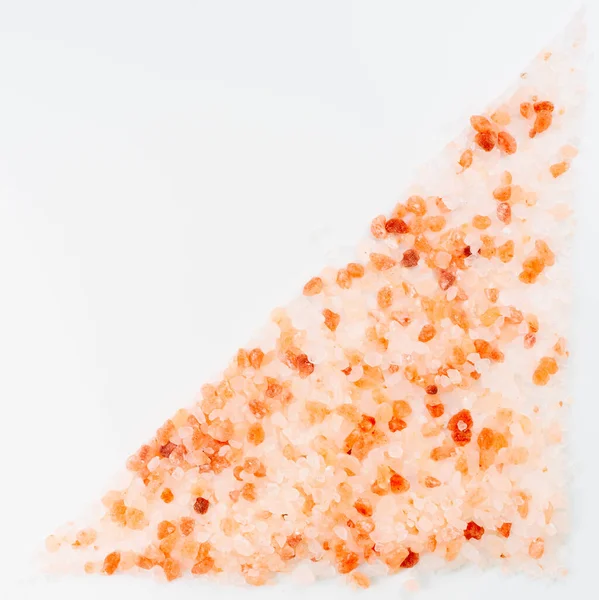 白色背景上的喜马拉雅山粉盐 顶部的观点 天然粉红盐 有大晶体 图库图片