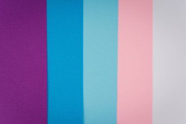 Beş farklı renkten oluşan renkli bir arkaplan. Mor, koyu mavi, mavi, pembe ve beyaz çizgili desenli kağıdın arka planı