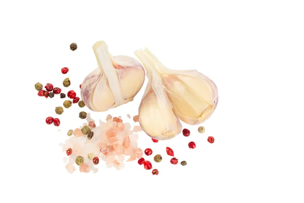 新鲜的大蒜 配上五彩缤纷的胡椒和海盐 在白色的背景上渗出 大蒜头 免版税图库图片