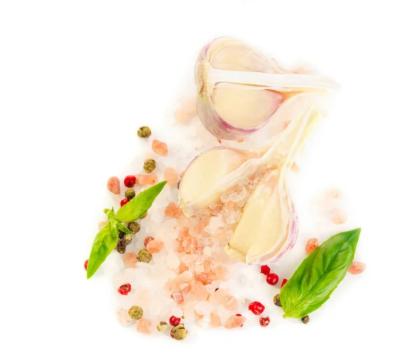 新鲜的大蒜 配上五彩缤纷的胡椒和海盐 在白色的背景上渗出 大蒜头 新鲜大蒜 绿色罗勒 图库照片